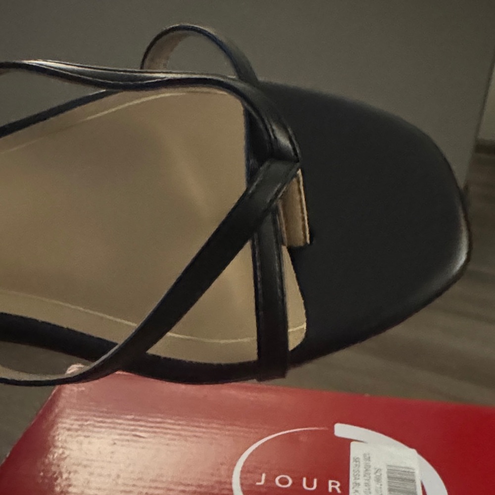 Journee Collection🔥Black 
Women's Serissa Strappy Flat Sandals BRAND NEW SIZE 12 - Picture 9 of 16